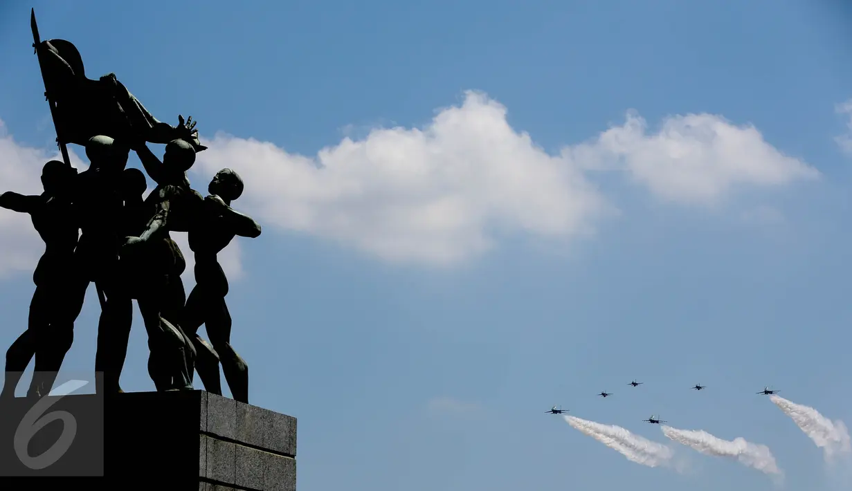Enam pesawat tempur Sukhoi dan F-16 milik TNI Angkatan Udara memeriahkan Upacara Peringatan HUT RI ke-71 di Jakarta, (17/8). Pesawat-pesawat tempur tersebut diterbangkan oleh perwira-perwira penerbang terbaik TNI AU. (Liputan6.com/Faizal Fanani)