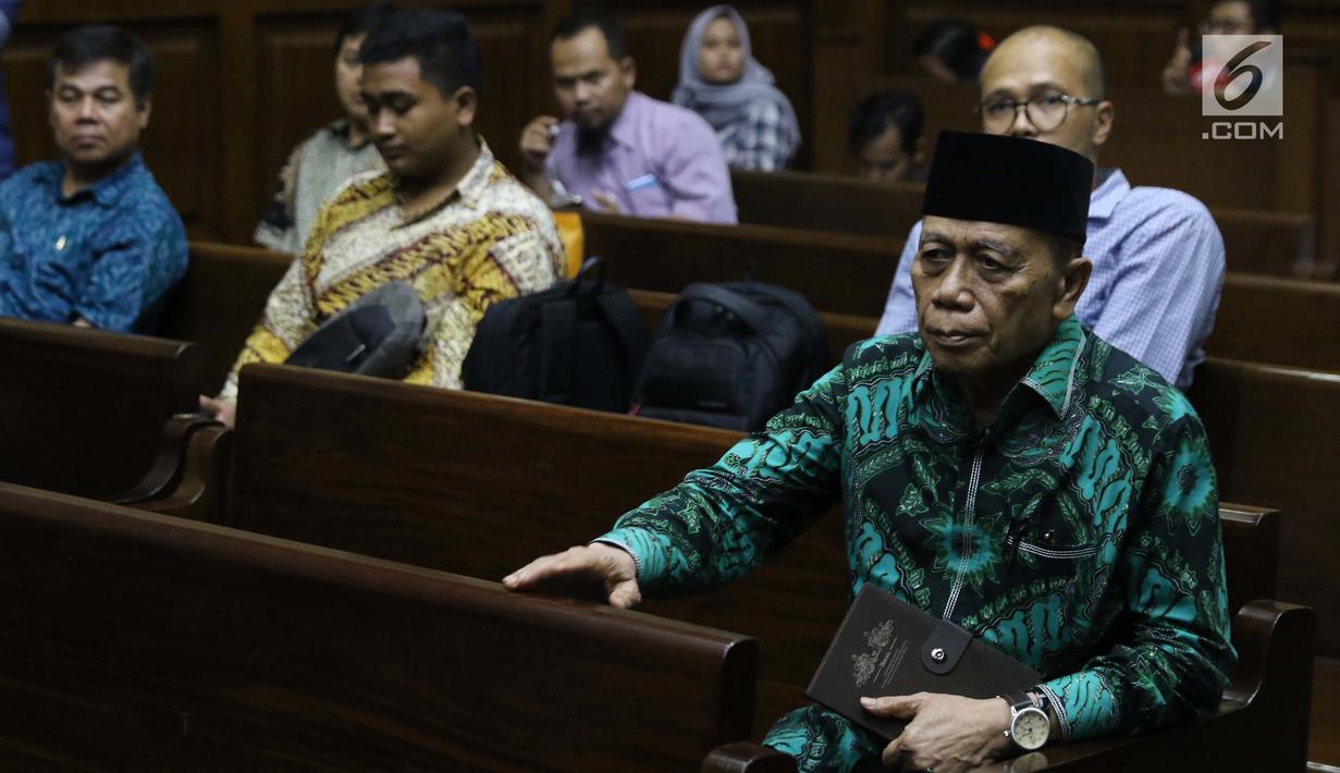 Terdakwa penerimaan suap terkait pembahasan tambahan anggaran dalam APBN P 2018, Amin Santonobersiap menjalani sidang tuntutan di Pengadilan Tipikor, Jakarta, Senin (21/1). Amin dituntut hukuman 10 tahun penjara. (Liputan6.com/Helmi Fithriansyah)