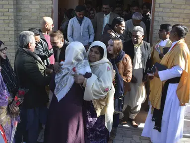 Umat Kristen Pakistan saling menyapa usai melaksanakan Misa Natal di sebuah gereja di Quetta, Pakistan, Rabu (25/12/2019). Berdasarkan sensus penduduk pada tahun 1998, umat Kristen di Pakistan berjumlah sekitar satu persen dari keseluruhan penduduk. (AP Photo/Arshad Butt)