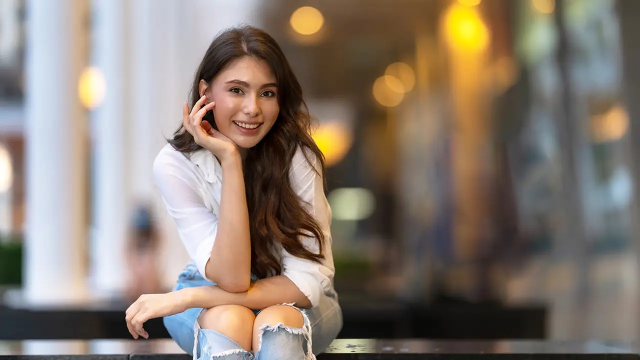 perempuan bahagia tersenyum mandiri