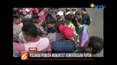 Puluhan massa penuntut kemerdekaan Papua Barat bersitegang dengan massa pro NKI di depan Istana Negara, Gambir.