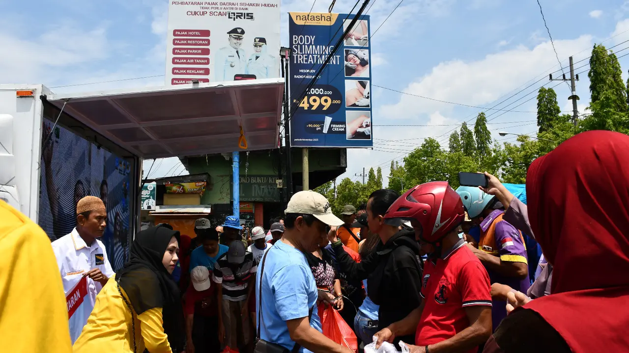 TKD Prabowo-Gibran Ponorogo membagikan nasi kotak dan susu ke warga. (Istimewa)
