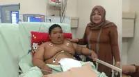 Selang mesin ventilator‎ yang terpasang di mulut Rizki Rahmat Ramadhan (10), bocah obesitas asal Palembang, akhirnya dilepas. (Liputan6.com/Nefri Inge)