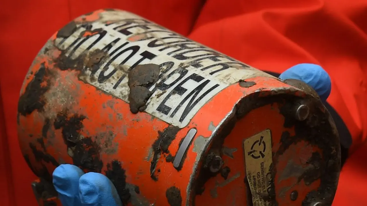 Black box atau kotak hitam kedua yang ditemukan di lokasi jatuhnya pesawat China Eastern Airlines di wilayahTengxian, Daerah Otonom Etnis Zhuang Guangxi, China selatan. (Xinhua/Lu Boan)