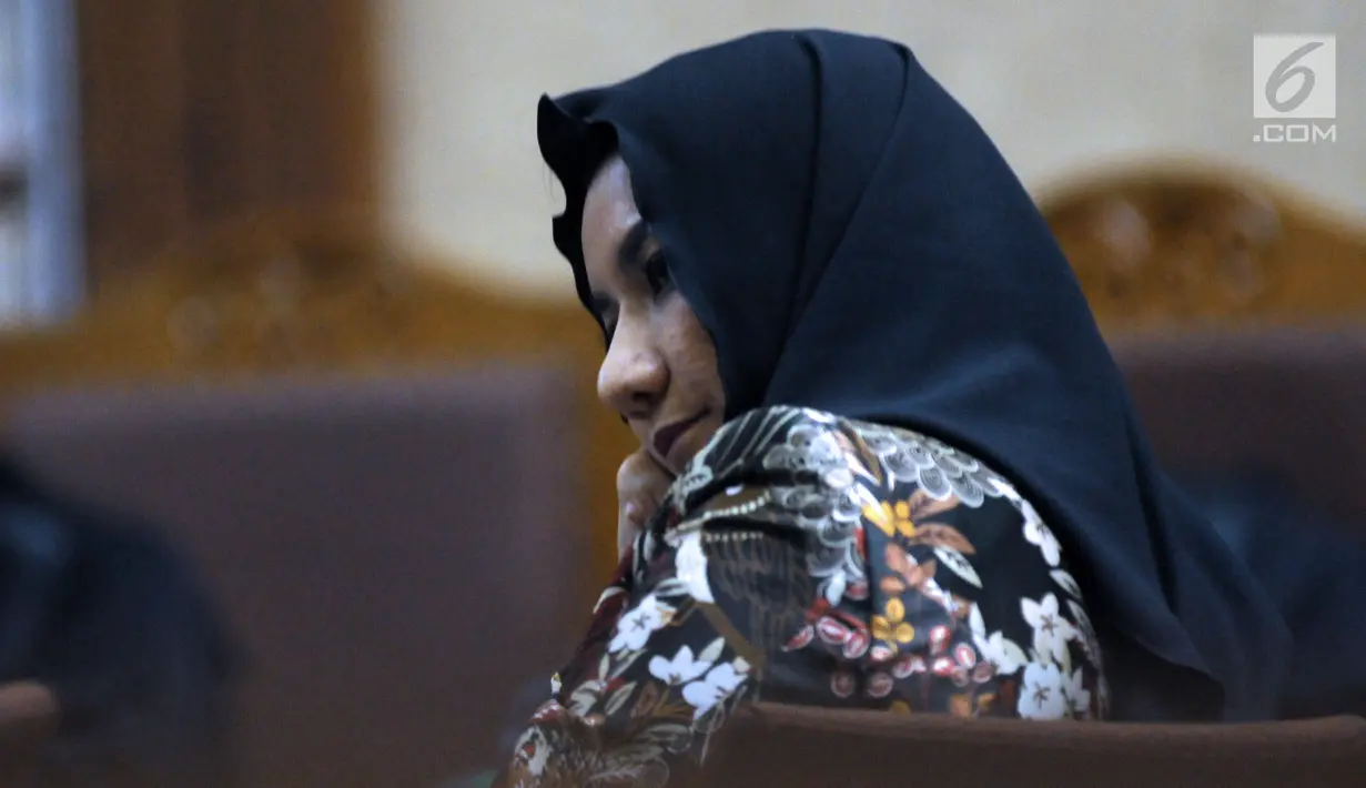 Bupati nonaktif Kutai Kartanegara, Rita Widyasari saat sidang tuntutan di Pengadilan Tipikor, Jakarta, Senin (25/6). Rita dituntut hukuman 15 tahun penjara atas kasus gratifikasi dan suap pemilik PT Sawit Golden Prima. (Liputan6.com/Helmi Fithriansyah)
