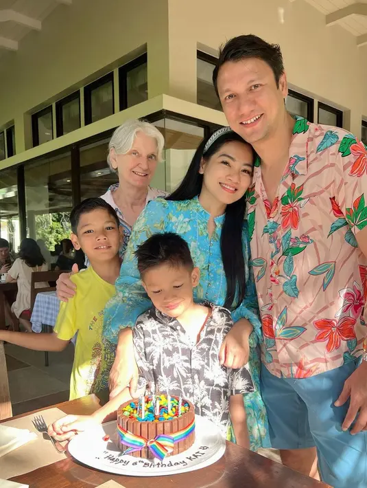 Pasangan ini juga sekaligus memanfaatkan untuk menikmati liburan bersama. Momen perayaan ulang tahun sederhana untuk anak keduanya, Kai Attar Sugiono yang ke-6. [Foto; Instagram/titi_kamall]