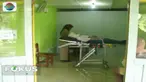 Kondisi fisik siswi jurusan teknik audio visual ini memang memprihatinkan hingga memicu tangis haru salah satu gurunya.