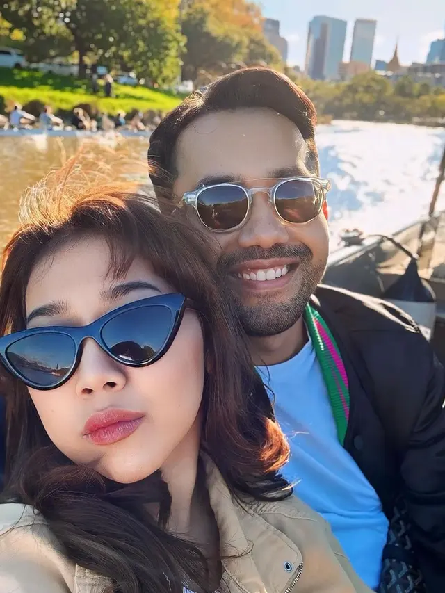 7 Potret Kiky Saputri dan Suami Liburan di Australia, Mesra Banget