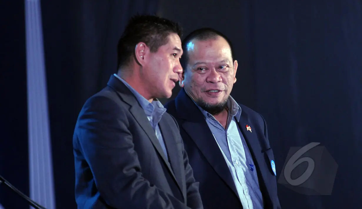Ketua Umum PSSI 2015-2019, La Nyalla Mattalitti (kanan) berbincang dengan Erwin Dwi Budiawan (Waketum PSSI) saat perayaan ulang tahunPSSI ke-85 di Surabaya, Minggu (19/4/2015). (Liputan6.com/Helmi Fithriansyah)