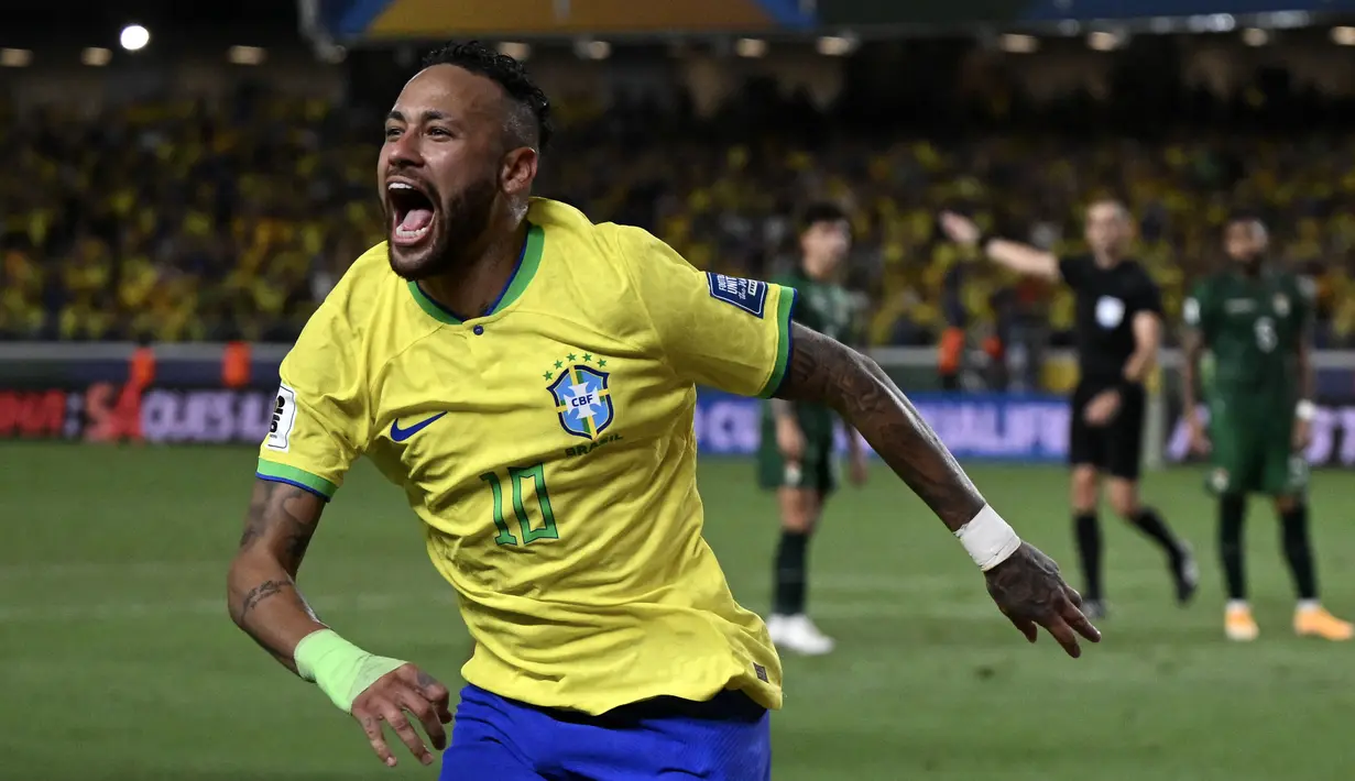 Pemain Brasil, Neymar merayakan gol ke gawang Bolivia pada laga Kualifikasi Piala Dunia 2026 di Jornalista Edgar Proença 'Mangueirao' stadium, Belem, Brasil, Sabtu (9/9/2023) pagi WIB. Neymar mengalahkan catatan Pele yang menjadi pemegang rekor sebelumnya, yaitu 77 gol. (AFP/Carl De Souza)