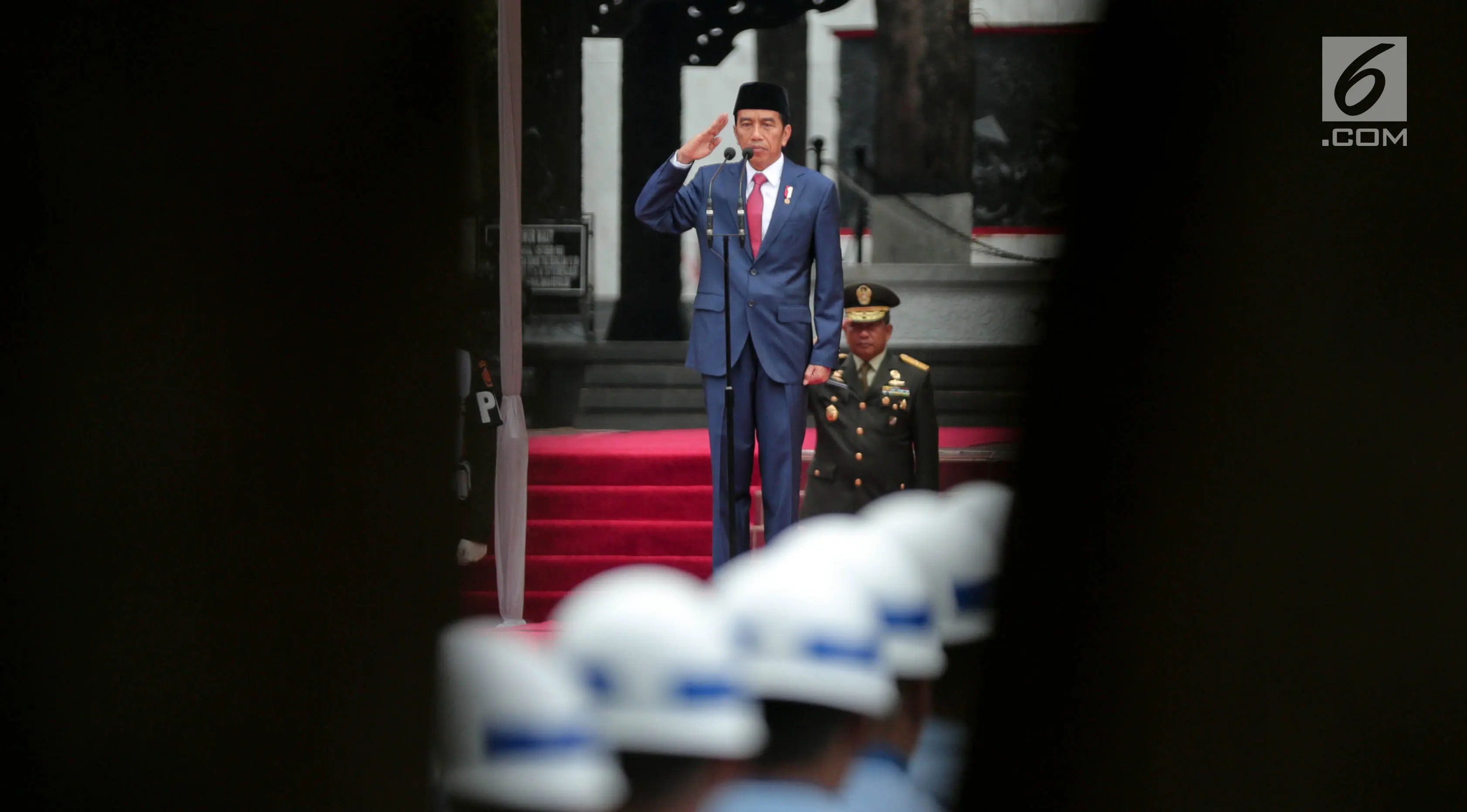 Presiden Jokowi melakukan hormat saat upacara Hari Kesaktian Pancasila, di Halaman Monumen Pancasila Sakti, Jakarta, Minggu (1/10). Hadir dalam upacara ini jajaran menteri Kabinet Kerja, Panglima TNI dan Kapolri. (Liputan6.com/Faizal Fanani)
