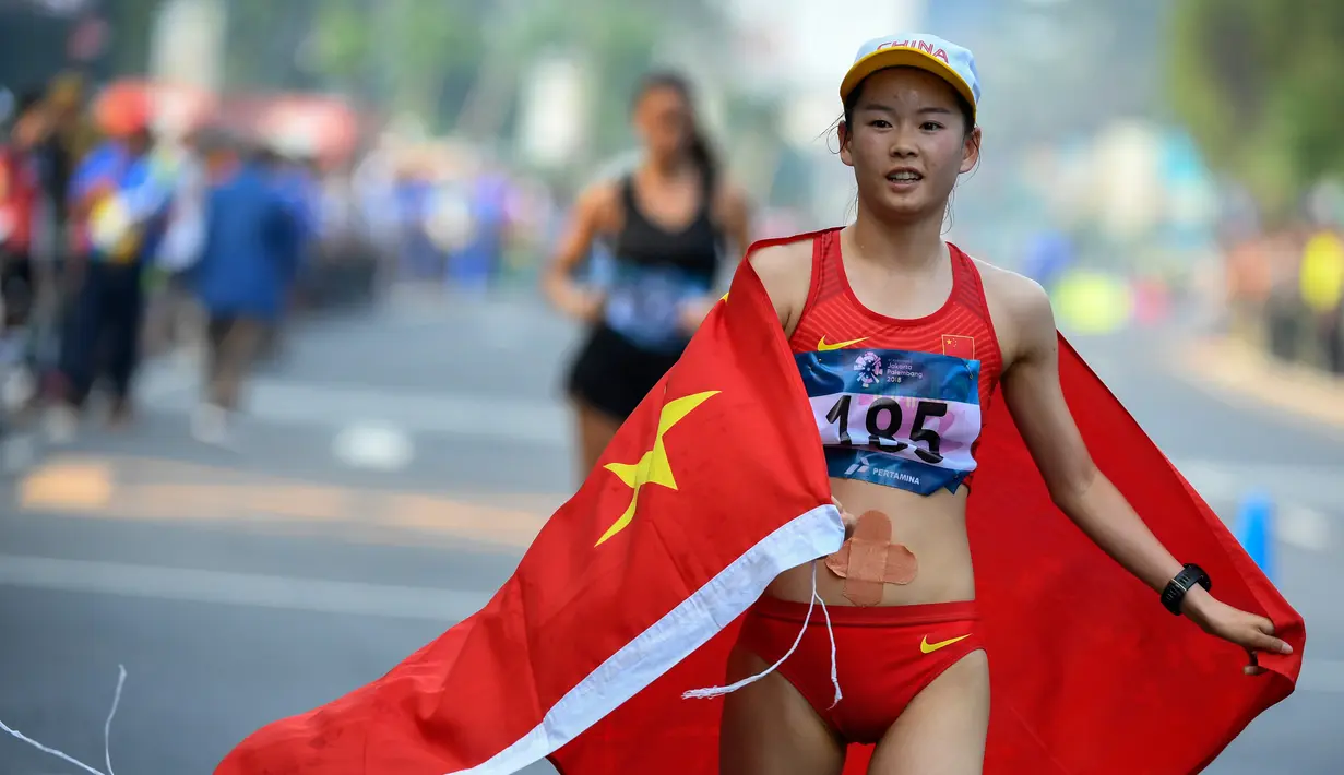 Pelari China Yang Jiayu peraih medali emas setelah menyelesaikan nomor Jalan Cepat 20 Km Putri Asian Games 2018 di Stadion Utama Gelora Bung Karno, Senin (27/8). Jiayu Yang meraih posisi pertama dengan catatan waktu 1.29.15. (ANTARA FOTO/INASGOC/Dwi Oblo)