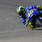 Pebalap Movistar Yamaha, Valentino Rossi, memacu keceparan saat sesi latihan MotoGP Aragon di Sirkuit Aragon, Spanyol, Sabtu (21/9/2018). Pada sesi latihan ini, pria Italia itu hanya menduduki posisi kesembilan. (AFP/Jose Jordan)