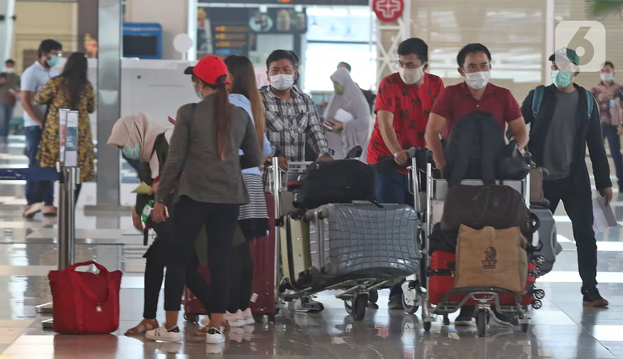 Penerbangan Domestik Kembali Beroperasi: Calon penumpang bersiap lapor diri sebelum terbang di Terminal 3 Bandara Soekarno Hatta, Kamis (7/5/2020). Kementerian Perhubungan hanya mengizinkan penumpang bersyarat dengan wajib menyertakan surat keterangan Negatif COVID-19 (Liputan6.com/Herman Zakharia)