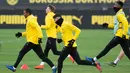 Para pemain Dortmund melakukan pemanasan saat sesi latihan di Dortmund, Jerman barat (4/3). Dortmund akan bertanding melawan Tottenham Hotspur pada leg kedua babak 16 besar Liga Champions di Signal Iduna Park. (AFP Photo/Bernd Thissen)