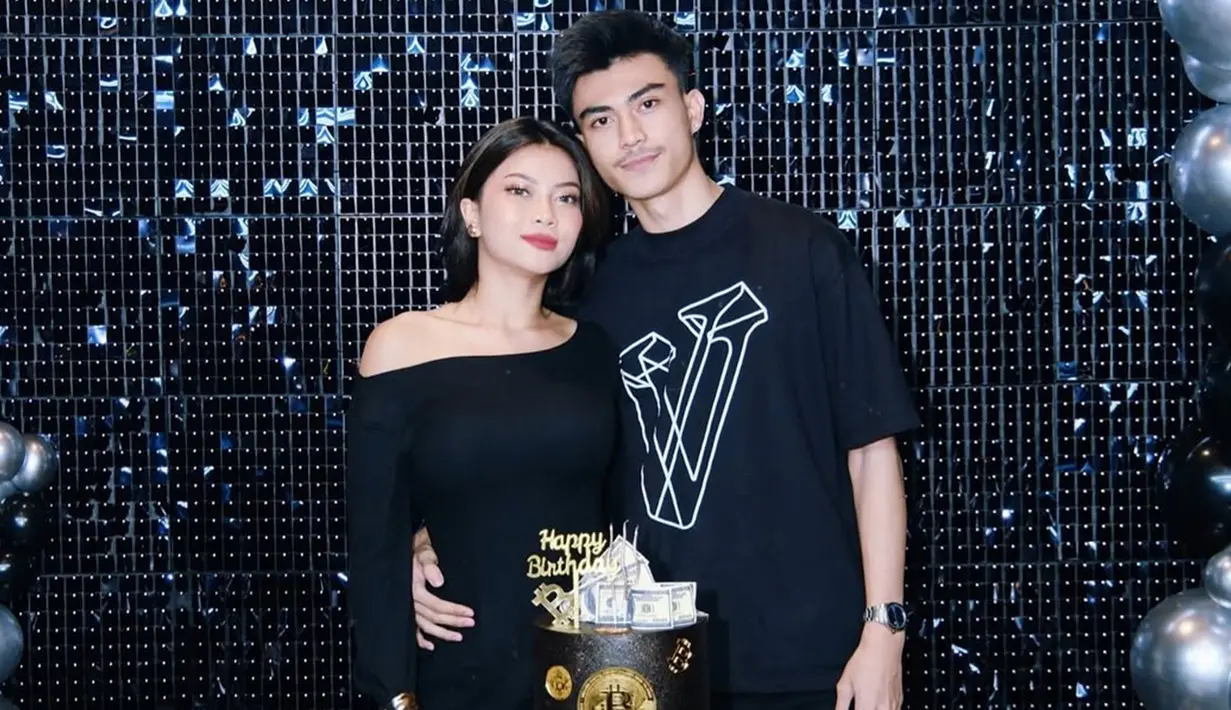 Hanum Mega semakin menarik perhatian ketika ia mengunggah foto mesra saat perayaan ulang tahun sang pacar. Sudah go public, Hanum memberanikan diri menjalin hubungan baru setelah satu tahun menjanda. Influencer cantik itu perlahan membuka kehidupan asmaranya ke publik, meski sebelumnya wajah sang kekasih sempat disembunyikan dalam unggahannya. (Liputan6.com/IG/@real.hanummegaa)