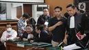 Terdakwa kasus dugaan pembunuhan berencana terhadap Brigadir Nofriansyah Yosua Hutabarat, Richard Eliezer (kedua kanan) usai menjalani sidang lanjutan di Pengadilan Negeri Jakarta Selatan, Rabu (7/12/2022). Ferdy Sambo menjadi saksi untuk terdakwa Richard Eliezer, Ricky Rizal dan Kuat Ma'ruf di persidangan perkara pembunuhan berencana Brigadir J. (Liputan6.com/Faizal Fanani)