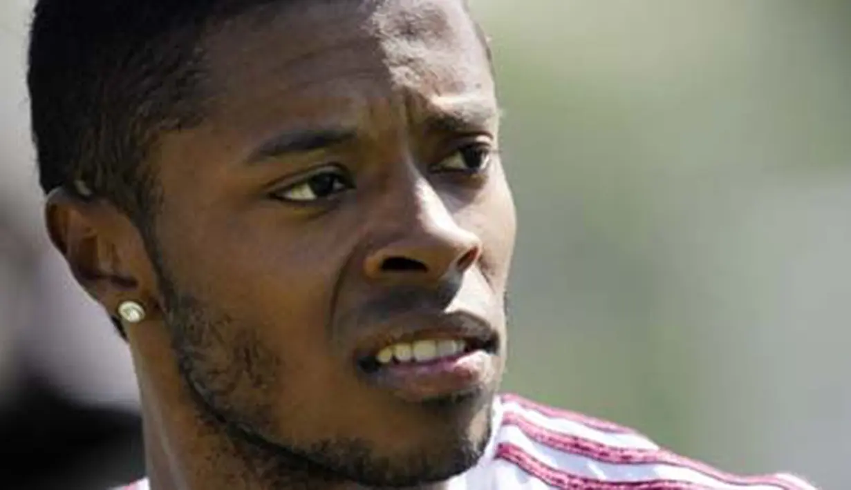 Lyon's Brazilian midfielder Michel Bastos takes part in a training session on May 6, 2011 in Lyon, two days ahead of their French L1 football match against Marseille. AFP PHOTO/PHILIPPE DESMAZES 