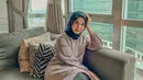 Kini dalam berbagai kesempatan, Kesha Ratuliu pun mantap mengenakan hijab. Penggunaan hijabnya pun juga sangat kekinian dimana gaya seperti ini memang sedang menjadi trend di kalangan wanita muda. (Liputan6.com/IG/@kesharatuliu05)
