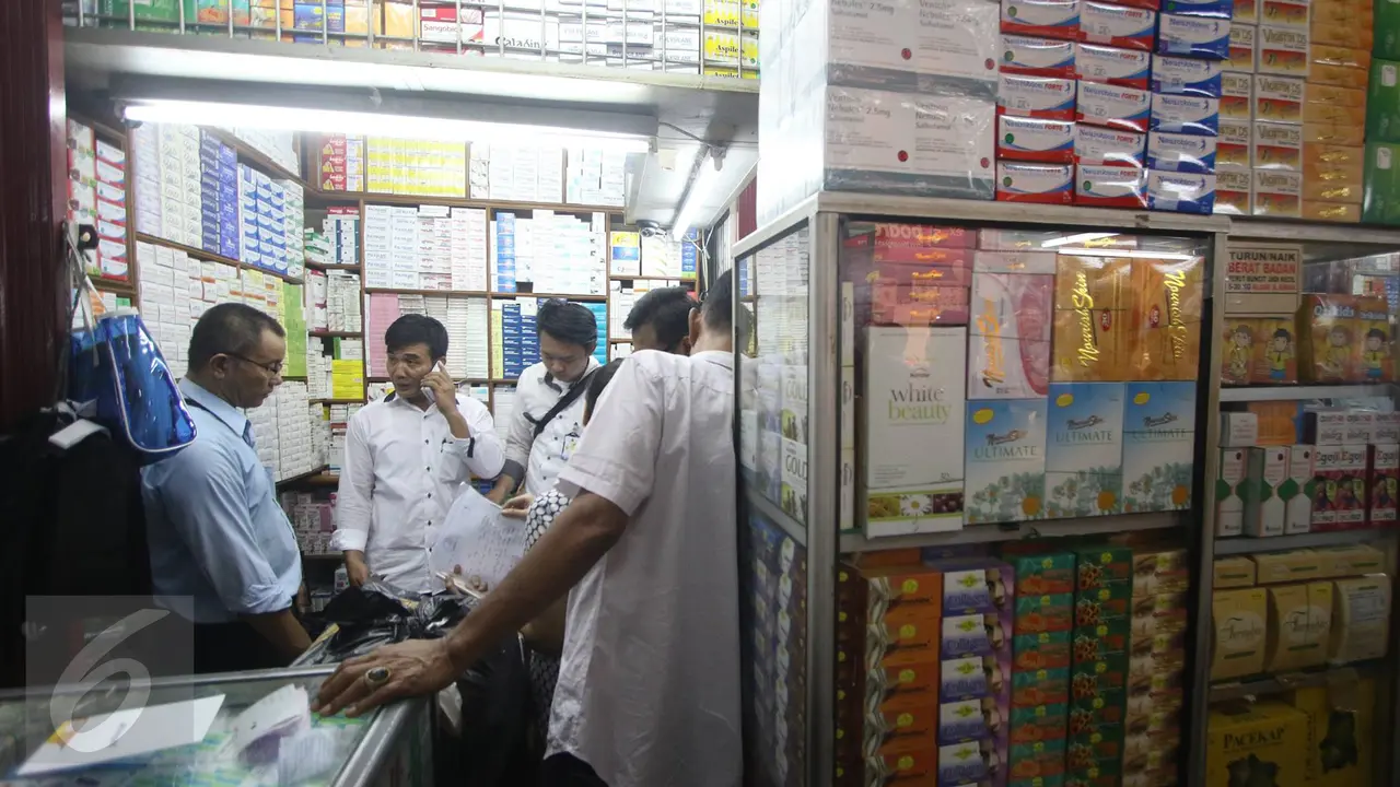 20160907 Petugas Gabungan Sita Obat Kadaluwarsa di Pasar Pramuka