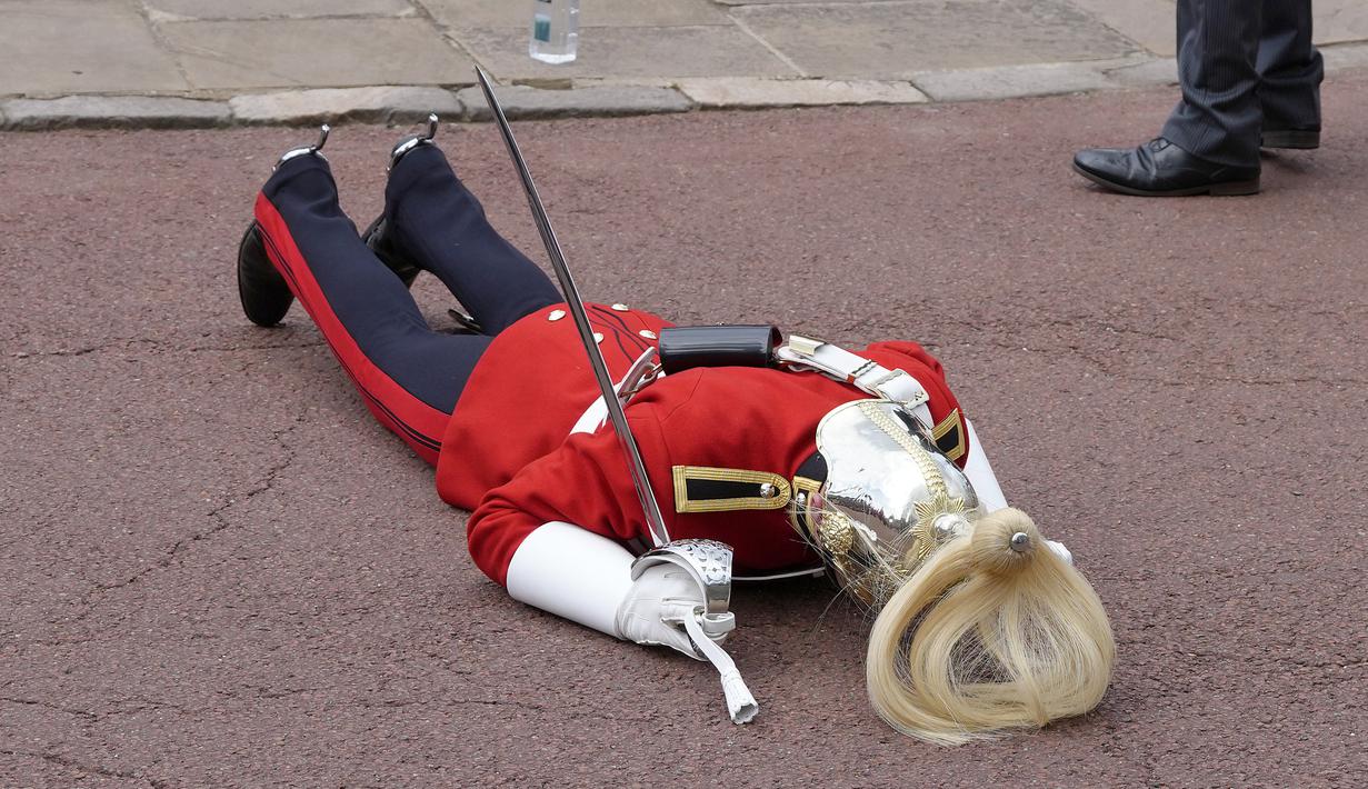 Anggota Angkatan Darat Inggris yang pingsan saat berparade bukanlah hal yang aneh. Ini menyusul empat tentara lainnya yang pingsan di acara kerajaan pada bulan Juni karena cuaca panas di Inggris. (AP Photo/Kirsty Wigglesworth, Pool)