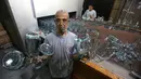 Pekerja menunjukkan barang pecah belah di sebuah pabrik kaca di Tripoli, Lebanon, 12 September 2020. Kaca-kaca dari bangunan yang rusak akibat ledakan Beirut didaur ulang oleh warga setempat untuk dijadikan barang pecah belah. (Xinhua/Bilal Jawich)