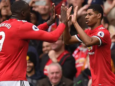 Striker Manchester United, Marcus Rashford merayakan gol yang dicetaknya ke gawang Liverpool pada laga Premier League di Stadion Old Trafford, Manchester, Sabtu (10/3/2018). MU menang 2-1 atas Liverpool. (AFP/Oli Scarff)