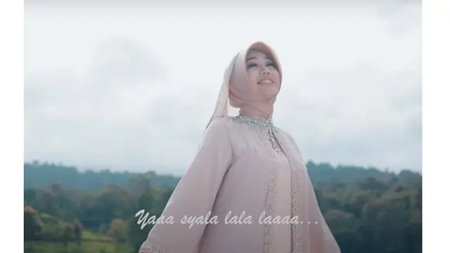 Rilis Single Religi, Ini 6 Potret Lucinta Luna Tampil Berhijab di Video Klip