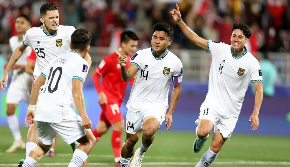 Timnas Indonesia berhasil menjaga peluang lolos ke babak 16 besar Piala Asia 2023 usai menang 1-0 atas Vietnam. Satu-satunya gol Indonesia dicetak oleh Asnawi Mangkualam lewat titik penalti. (AP Photo/Hussein Sayed)