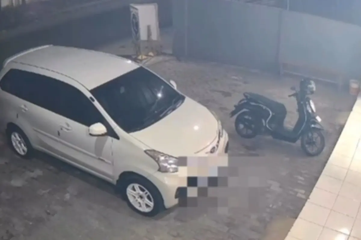 Potongan video pencurian modus pecah kaca mobil.