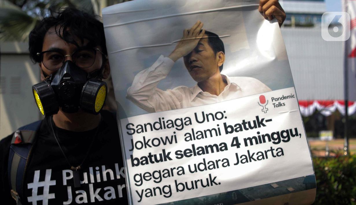 Seorang aktivis membawa poster saat aksi menuntut penanganan pencemaran udara di Balai Kota DKI Jakarta, Jakarta, Rabu (16/8/2023). Aksi yang diinisiasi Koalisi IBUKOTA tersebut menuntut pemerintah segera mengendalikan pencemaran udara di wilayah DKI Jakarta, Bogor, Depok, Tangerang, Bekasi, dan Bandung. (Liputan6.com/Herman Zakharia)