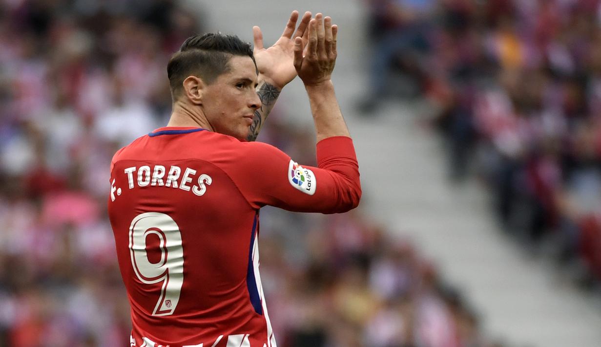 Striker Atletico Madrid, Fernando Torres, menyapa suporter usai melawan Eibar pada laga La Liga Spanyol di Stadion Wanda Metropolitano, Madrid, Minggu (20/3/2018). Laga ini merupakan yang terakhir bagi Torres bersama Atletico. (AFP/Gabriel Bouys)