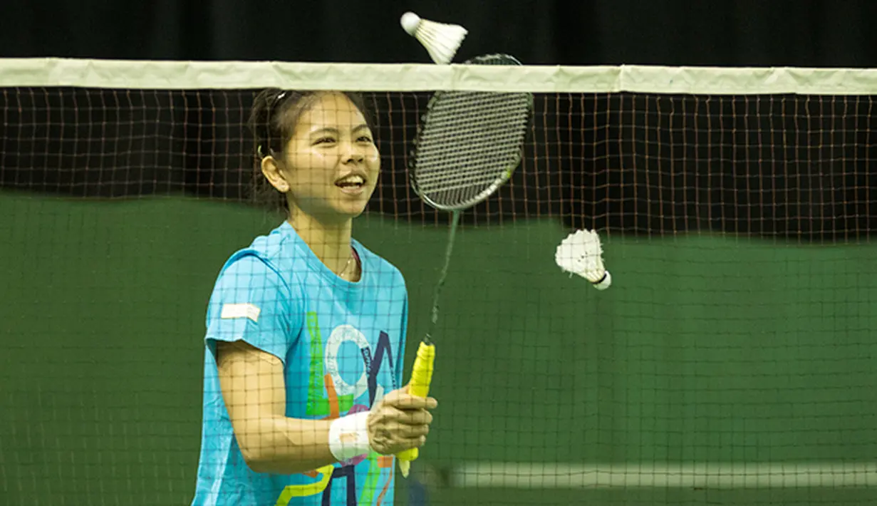 Greysia Polii tetap ceria meski harus menjalani latihan berat jelang Kejuaraan Dunia BWF 2015 di Pelatnas Cipayung, Jakarta, Kamis (6/8/2015). (Bola.com/Vitalis Yogi Trisna)