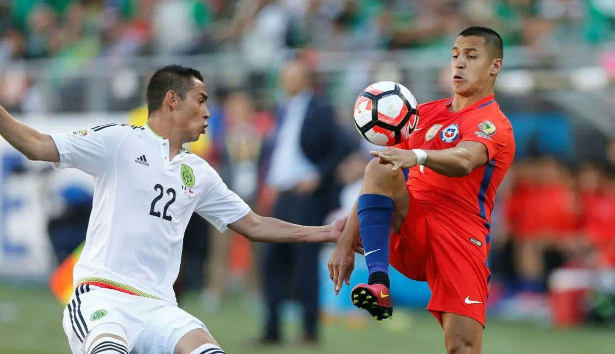 Alexis Sanchez mengontrol bola dari gangguan pemain Meksiko dalam perempat final Copa America Centenario 2016 di Stadion Levis, Santa Clara, AS, Minggu (19/6/2016). (AFP/Beck Diefenbach)