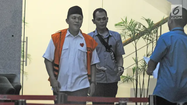 Kembali Diperiksa KPK, Bupati Lampung Tengah Pakai Pin Hati