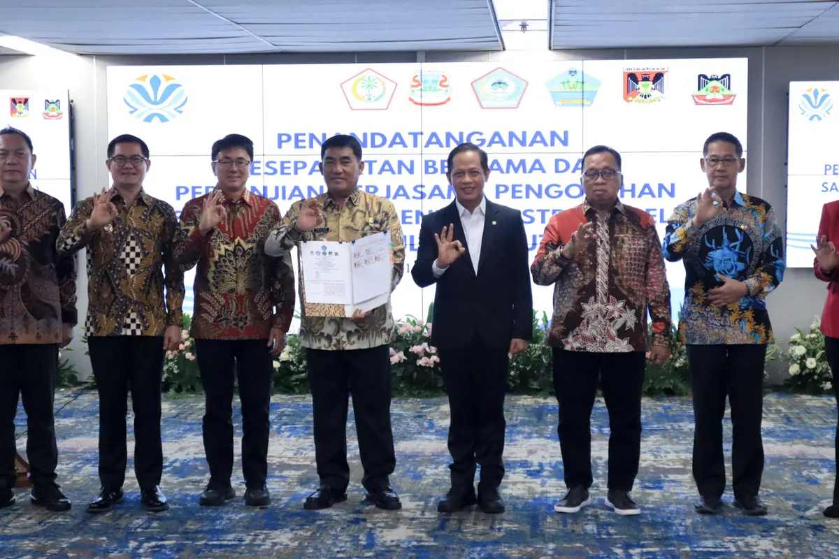 Menteri LH/Kepala BPLH Hanif Faisol Nurofiq dalam penandatanganan Kesepakatan Bersama penyelenggaraan PSEL di wilayah Sulawesi Utara.