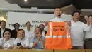 Musisi Ahmad Dhani bergabung dengan sejumlah pengacara mendeklarasikan Tim Advokasi Jakarta Bergerak, Jakarta, Rabu (30/3/2016). Dhani memperlihatkan sebuah rompi saat deklarasi. (Liputan6.com/Helmi Afandi)