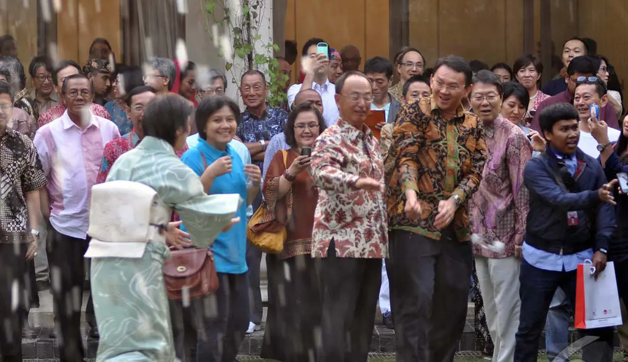 Saat melihat salju memenuhi halaman belakang rumah dubes jepang, Wagub DKI Jakarta Basuki Tjahaja Purnama terlihat senang. Dirinya terlihat takjub dan bermain dengan salju tersebut, Minggu (14/9/2014) (Liputan6.com/Miftahul Hayat)
