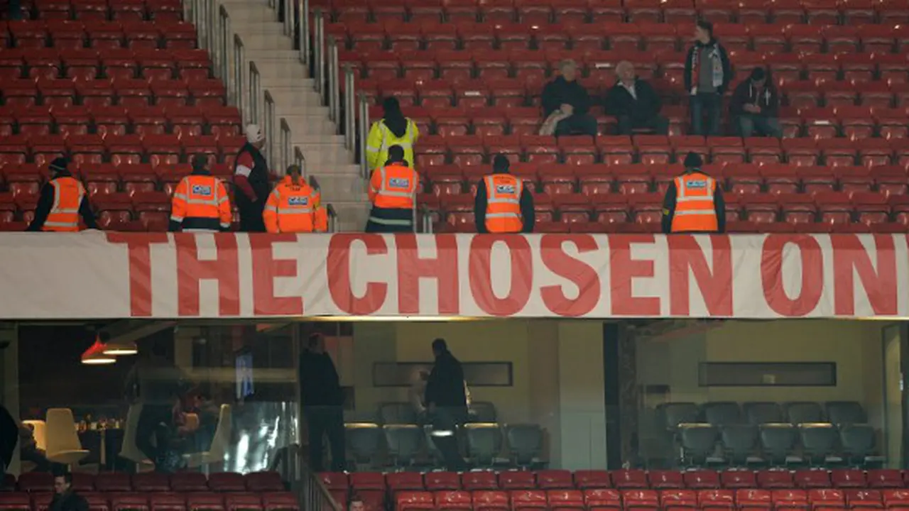 Banner The Chosen One di Old Trafford Dijaga Ketat