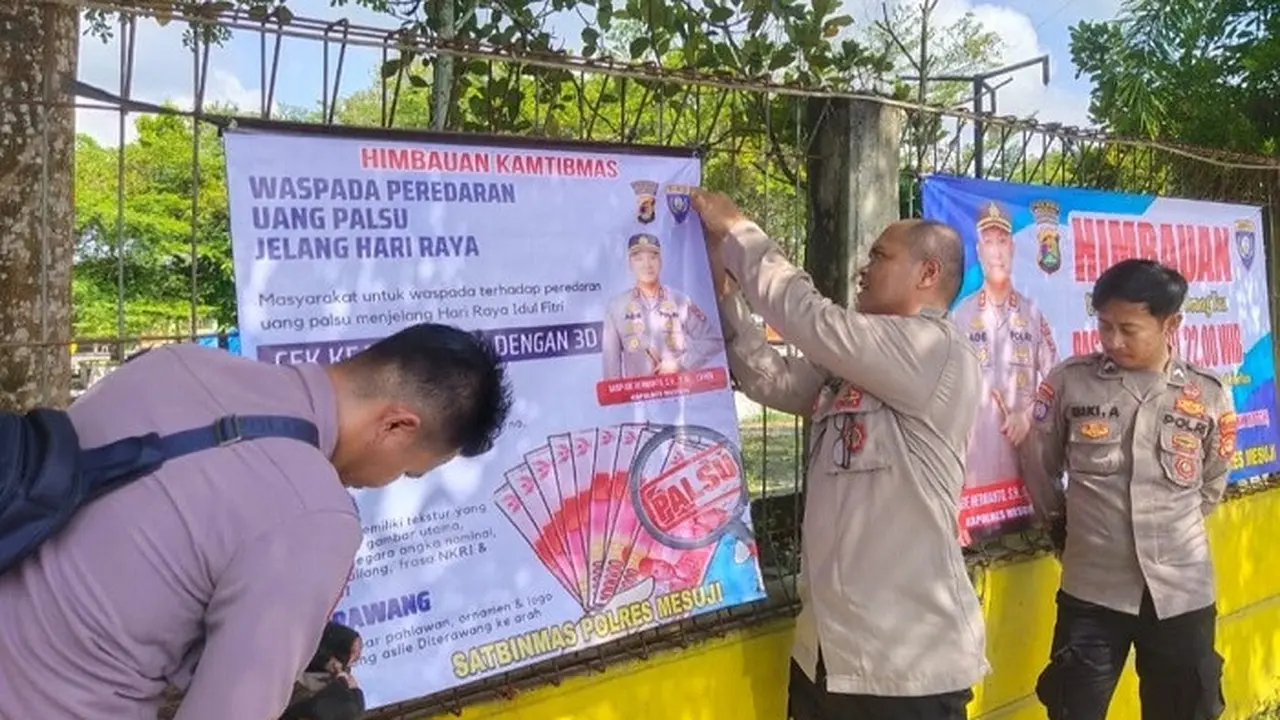 Pemasangan baliho imbauan peredaran uang palsu di Mesuji. Foto : (Polres Mesuji)