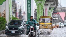 Data dari Badan Penanggulangan Bencana Nasional setempat, antara 26 Juni dan 14 Juli 2025, menunjukkan bahwa sengatan listrik merupakan penyebab utama kematian, diikuti oleh banjir bandang. (Aamir Qureshi/AFP)