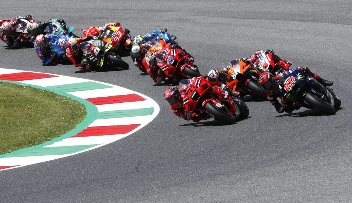 Pembalap Ducati Francesco Bagnaia (kiri depan) dan pembalap Yamaha Fabio Quartararo memimpin balapan selama MotoGP Mugello di Sirkuit Mugello, Scarperia, Italia, Minggu (30/5/2021). Fabio Quartararo berhasil meraih posisi pertama. (AP Photo/Antonio Calanni)