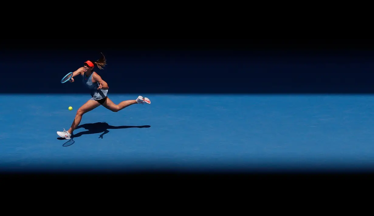 Petenis Rusia Maria Sharapova berusaha mengembalikan bola pukulan Ashleigh Barty dari Australia selama babak keempat Australia Terbuka 2019 di Melbourne, Australia (20/1). Sharapova kalah 4-6 6-1 6-4. (AP Photo/Aaron Favila)
