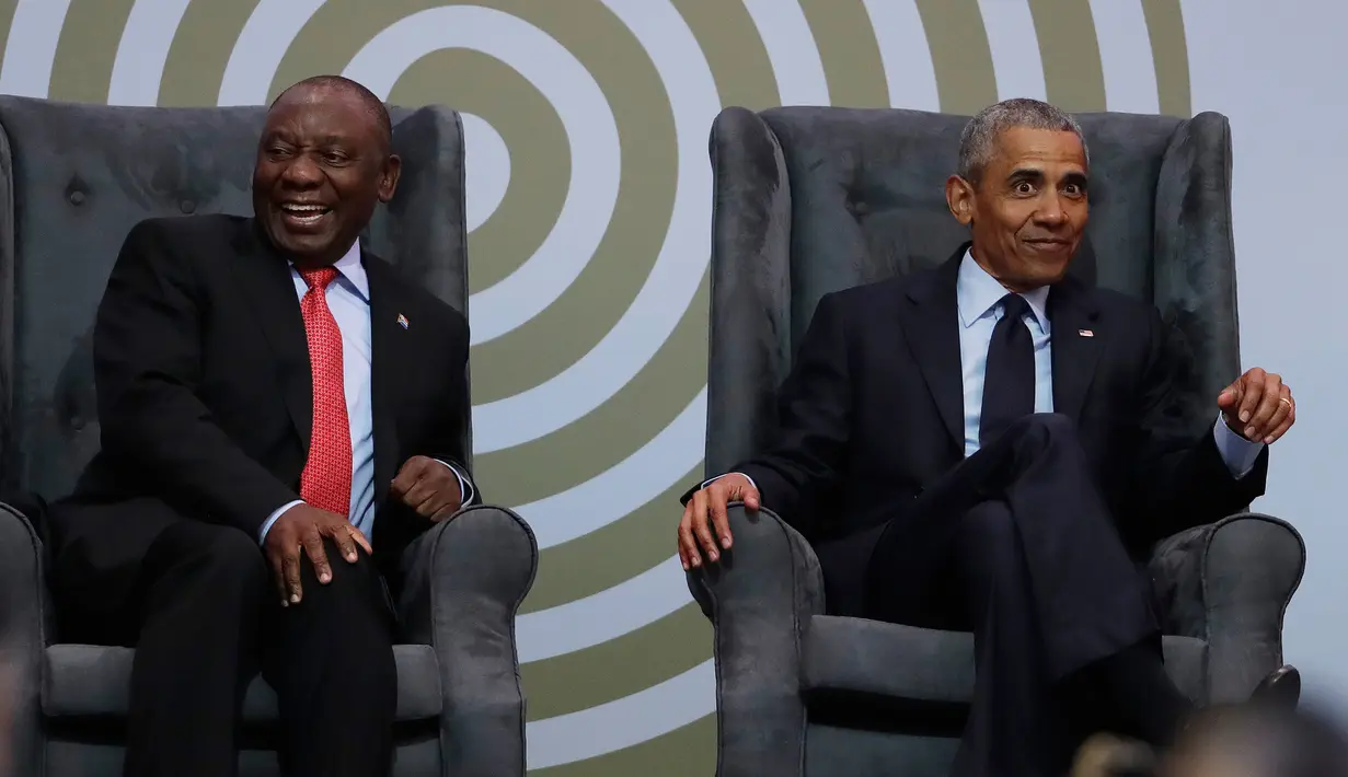 Mantan presiden AS Barack Obama (kanan) bersama Presiden Afrika Selatan Cyril Ramaphosa (kiri) saat mengisi Kuliah Tahunan Nelson Mandela ke-16 di Wanderers Stadium, Johannesburg, Afrika Selatan, Selasa (17/7). (AP Photo/Themba Hadebe)