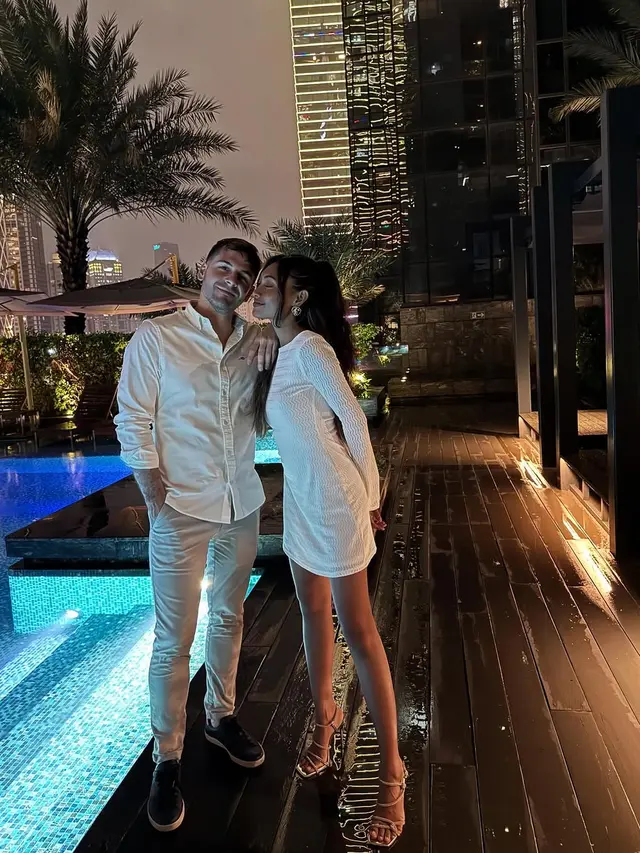 Gaya Novia Bachmid Go Public Pacar Bule-nya, Kompak Serba Putih saat Makan Malam Romantis