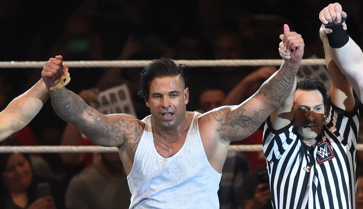 4. Tim Wiese. Kiper yang sukses di Wolfsburg dalam rentang 2005-2009. Pensiun di Hoffenheim dan timnas Jerman pada 2014. Pada 2016, ia memulai debut profesional di cabang gulat WWE dengan tampil dalam WWE live event di Munich, 3 November 2016. (AFP/Christof Stache)