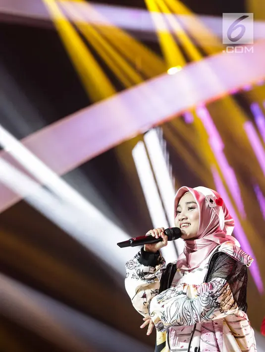 Penyanyi Fatin saat tampil dalam Konser 100 Hari Menuju Asian Games 2018 di Studio 6 Emtek, Jakarta, Kamis (10/5). Dalam penampilannya mereka membawakan lagu berjudul 'Shoot Me Now'. (Liputan6.com/Faizal Fanani)