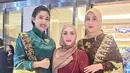Tampilan Olivia terlihat mahal dengan Serpenti Bag dari Bvlgari dan bros emas di bahu kiri [@oliviazallianty]