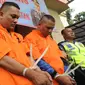 Polisi menunjukkan tersangka finalis Indonesian Idol 2008 Dede Richo saat rilis pengungkapan pencurian dengan pemberatan di Mapolsek Serpong, Tangsel (19/09). Dede memperagakan bagaimana cara memecahkan kaca mobil. (merdeka.com / Arie Basuki)