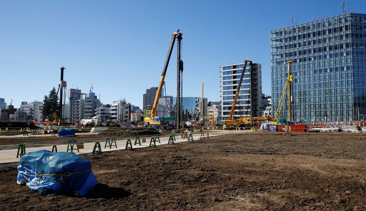 Sebuah lahan sedang dibangun stadion untuk Olimpiade Musim Panas 2020 di Tokyo, Jepang (10/12). Olimpiade 2020 juga akan menghadirkan 5 cabang olah raga baru, di antaranya bisbol, karate, mendaki, papan seluncur, dan berselancar. (Reuters/Kim Kyung-Hoon)